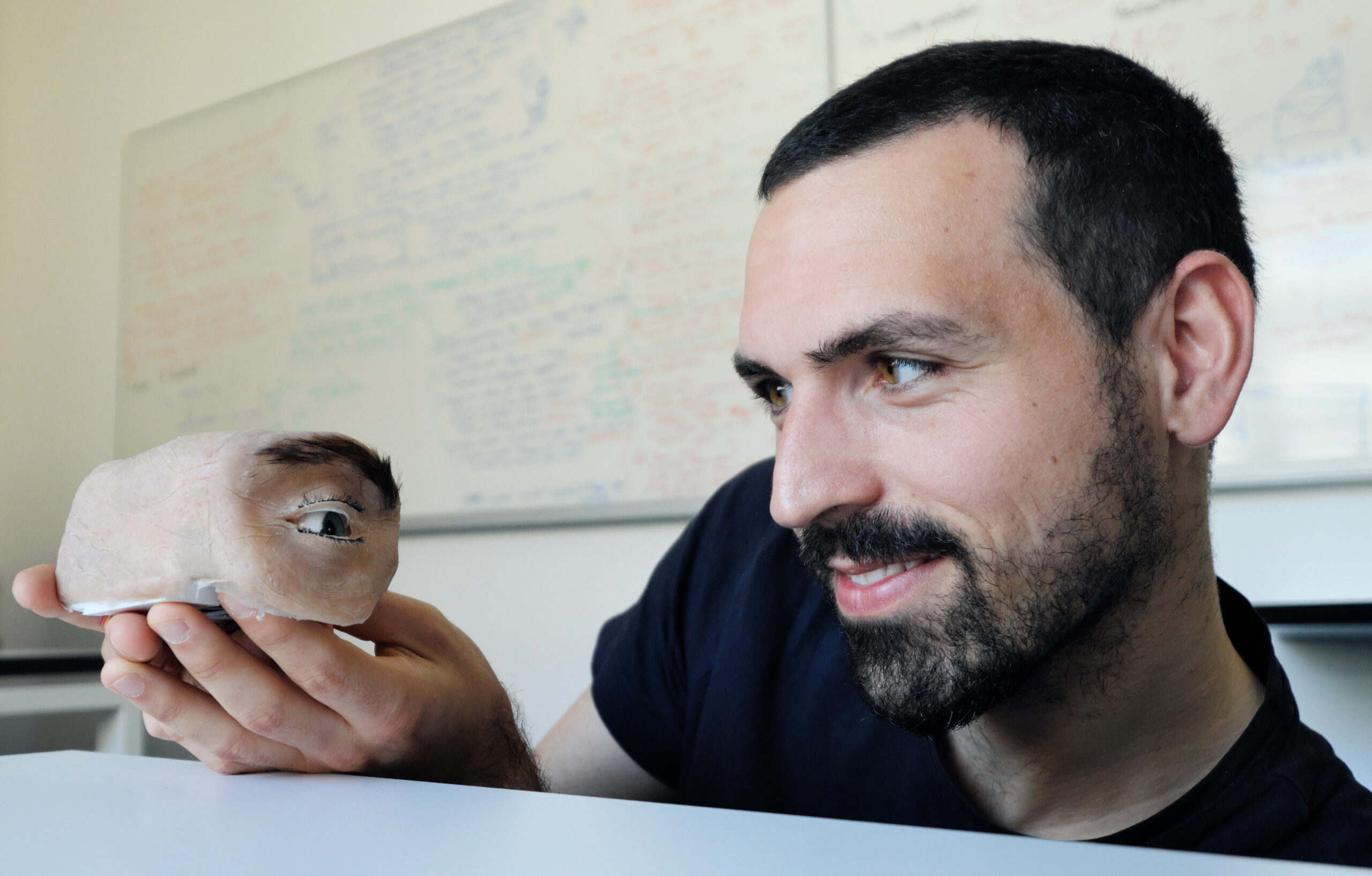 Computer scientist Marc Teyssier with the anthropomorphic camera ‘Eyecam’. Thorsten Mohr Saarland University